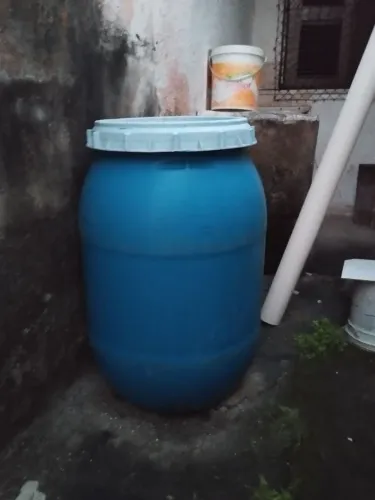 Tambor de água em bom estado de limpeza