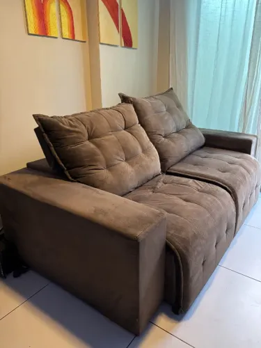 Sofá reclinável e retrátil