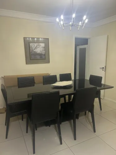 Mesa de jantar, rack e aparador 