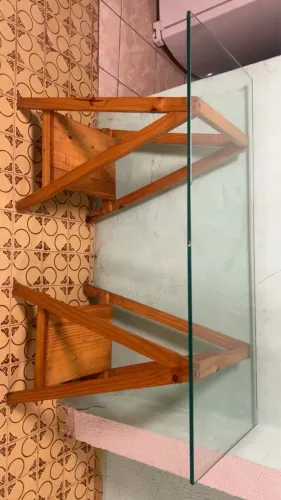 Prateleira de vidro com suporte de madeira