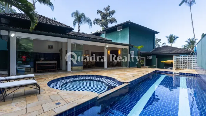 Casa em condomínio fechado com área gourmet