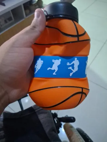 Garrafa em forma de bola de basquete
