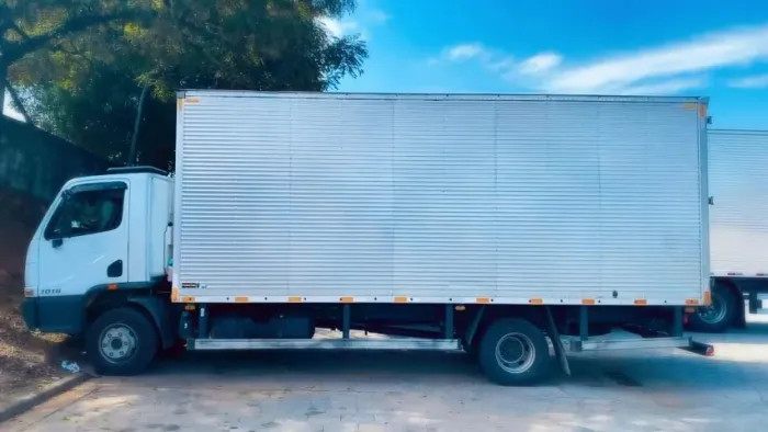 Mercedes Bens Accelo 1016 4x2 baú carga seca 2021 Perfeito.