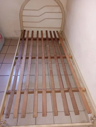 Cama de ferro solteiro