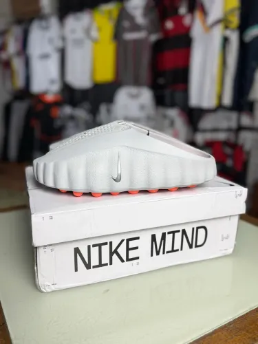 Nike Mind 001