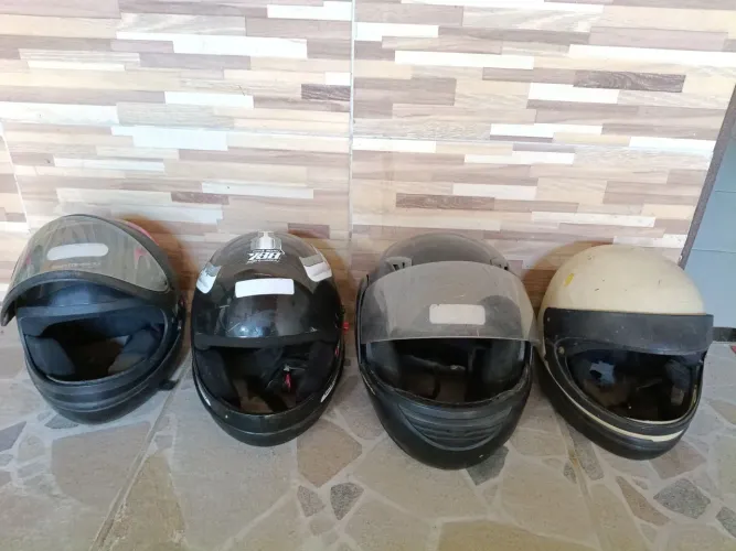 Lote 4 Capacetes (San Marino, E8 e outros) - Só R$ 80 Tudo (Desapego!)