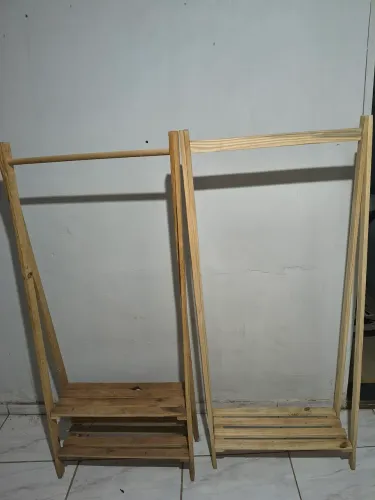 Duas araras de roupa
