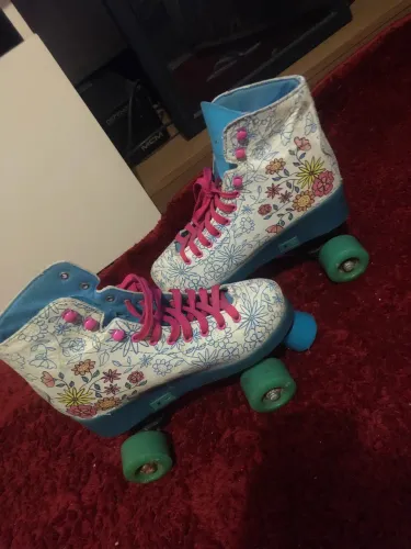 Vende-se um patins de flores em perfeita condições 