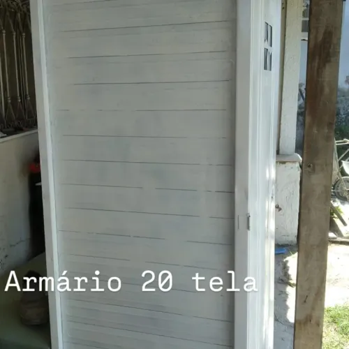 Armário para pão com 20 telas de 6 tiras .