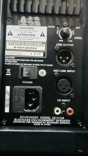 Caixa Ativa Behringer CE500A 80W - Entrada XLR e RCA