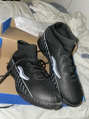 CHUTEIRA MASCULINA PRETA SOCITY PARA CAMPO E QUADRA ESPORTIVA