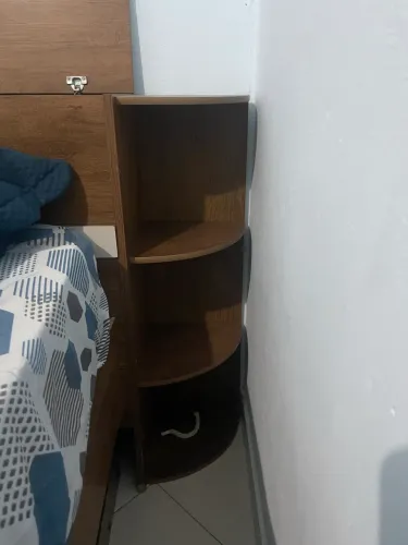 Cama solteiro c/ colchão, auxiliar, 2 gavetas, baú e porta-livros.