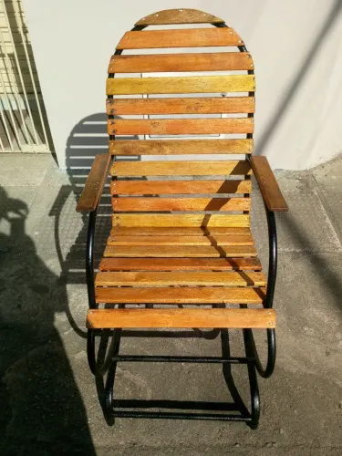 Cadeira de balanço amadeirada
