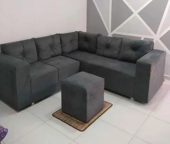 Sofás de canto com almofadas e PUFF 