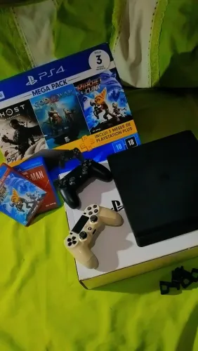 Playstation 4 com dois controles e jogos mídia física