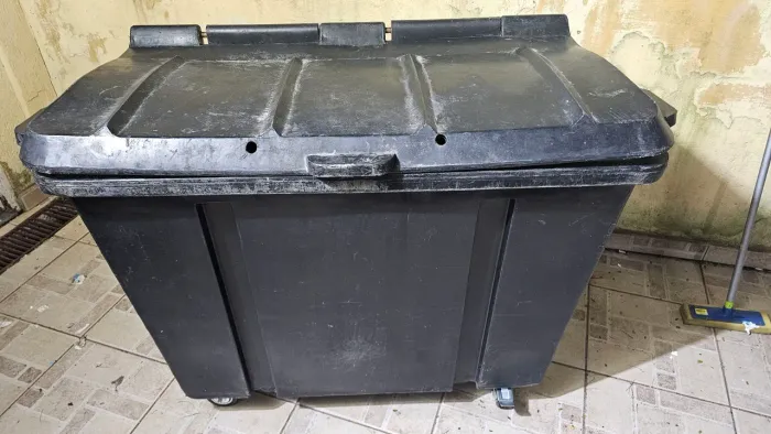 Caçamba de lixo com rodízio