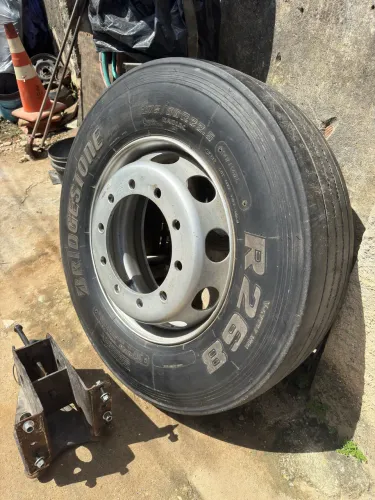 Pneu Bridgestone 275 80 R22,5