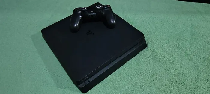 PS4 Slim 