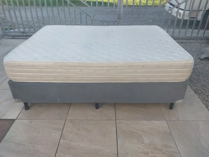 Vendo cama de casal box mais colchão marca Herval. Colchão de espuma. Aceito cartão