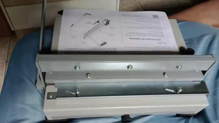 Máquina de encadernação