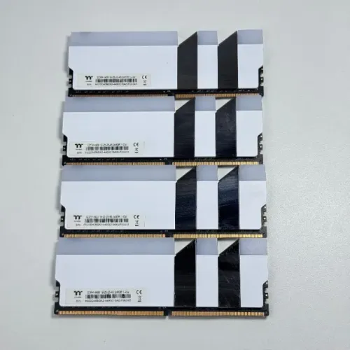 Memória Ram Thermaltake Toughram RGB DDR4 32GB 4400MHZ (4x8GB) CL19