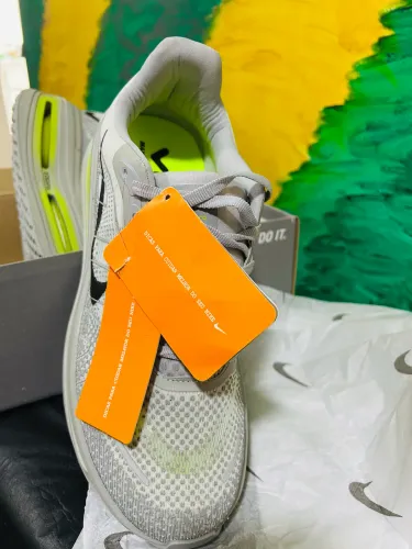 Nike Vomero premium na cor ?Barely Volt" tamanho 42