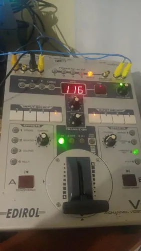 Edirol by Roland V-4 (mixer de vídeo 4 canais)