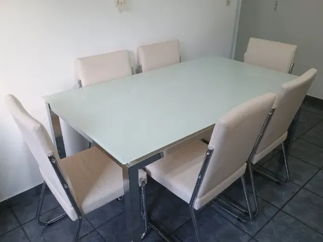 Mesa com tampo de vidro temperado com 6 cadeiras estado de nova