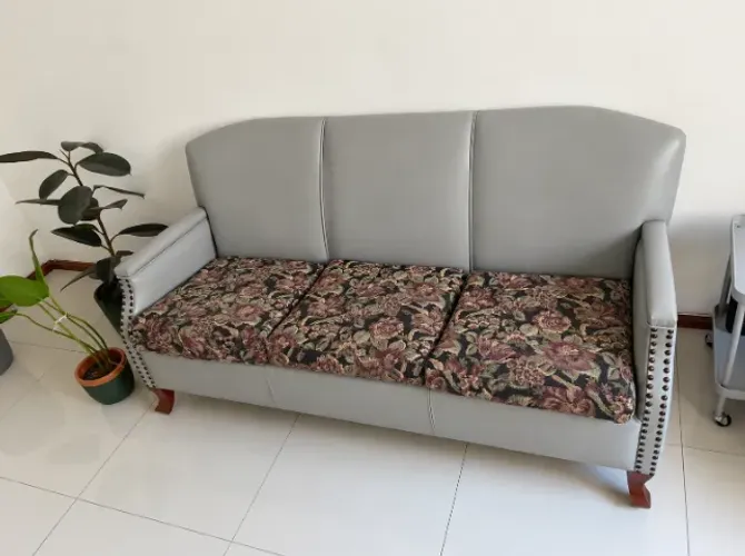 Sofá de couro 3 lugares