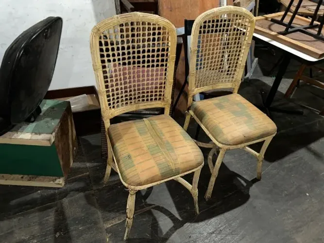 duas cadeiras de ferro revestidas com vime - decorativo - ´precisa de limpezas