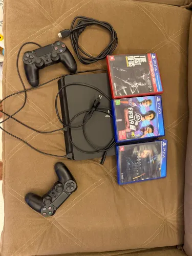 PlayStation 4 Slim 1TB + 2 Controles Sem Fio + 3 Jogos - Perfeito Estado
