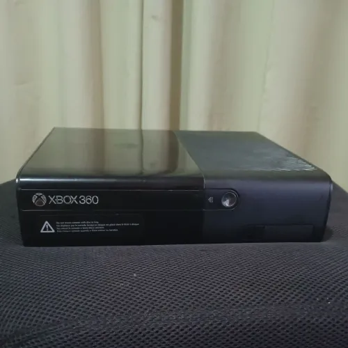 (Com defeito) Xbox 360 Super Slim com luz vermelha para retirada de peças