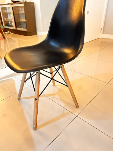 Conjunto com 4 cadeiras estilo Eiffel/Eames.