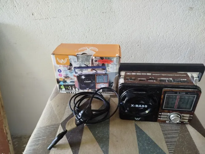 Rádio Am, FM retrô, funções modernas como Bluetooth, USB e leitor de cartão SD/TF. Novo