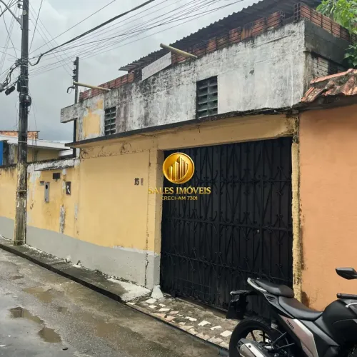 VENDE-SE CASA EM PETRÓPOLIS PRÓXIMO AO INPA COM LOCALIZAÇÃO PRIVILEGIADA!