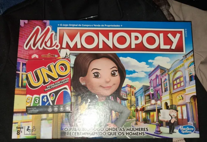 Jogos de tabuleiro Monopoly e Uno
