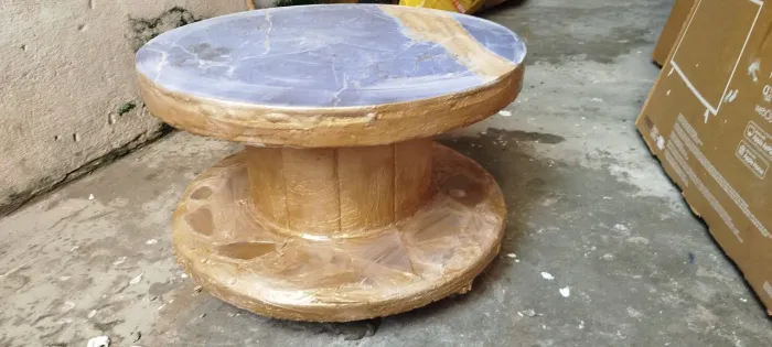 Vende se uma mesa de centro Revertida de porcelanato vc pode toma uma  cerveja ? 