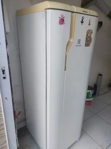 Vendo,geladeira funcionando normal 