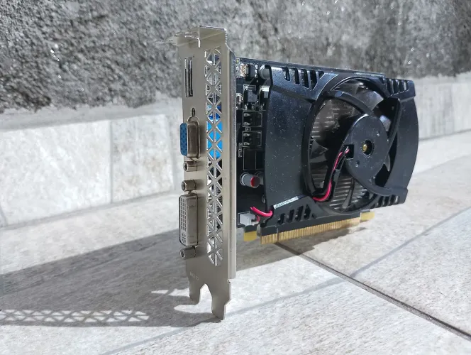 Placa de Vídeo AMD Radeon HD 6570 1GB DDR5 PCI-E