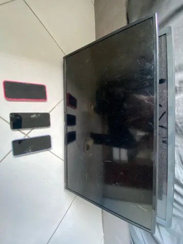 Tv e celular para retirar peças tem conversa no valor