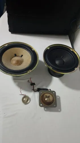 UM ALTO FALANTE, UM SUBWOOFER E UM TWEETER DO SONY LBT-XB66AV FUNCIONANDO 