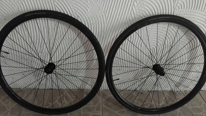 Torrando , rodas de speed , com pneus vitórias , camaras e fita antiga furo .