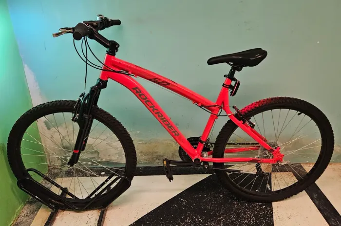 Bicicleta rockrider ST50 Aro 26 + Cadeado + luzes traseira e dianteira
