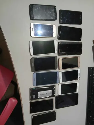 Lote de celulares variados para conserto ou retirada de peças. 