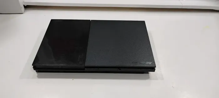 PlayStation 2 (PS2) usado - bom estado de conservação + 4 jogos