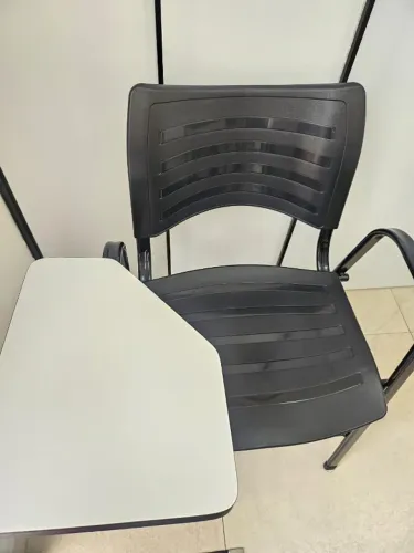 CADEIRA UNIVERSITÁRIA-ESCAMOTEAVEL-POUCO UTILIZADA-QUASE NOVA