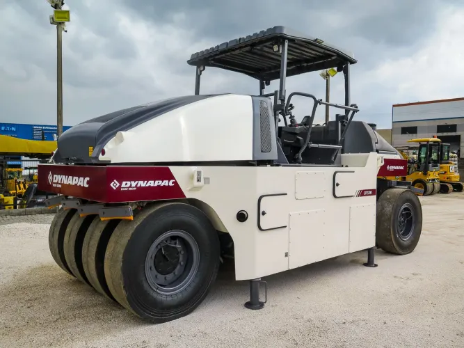 Rolo compactador DYNAPAC CP2700 2019 com 4.700h de operação
