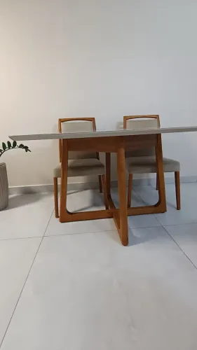 Vendo conjunto de mesa com 4 cadeiras