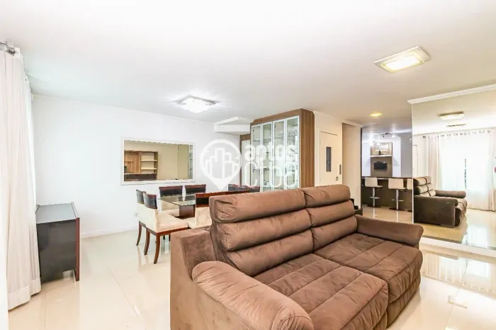 Sobrado Triplex com Elevador, 4 Suítes e Garagem para 6 Carros - Curitiba/PR