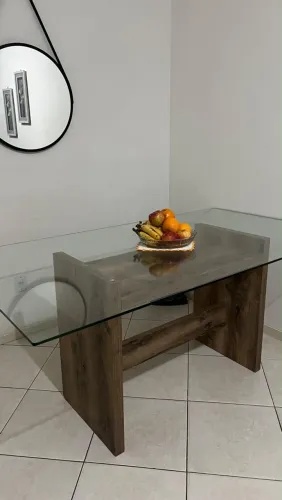 Mesa de Jantar com Tampo de Vidro e Base de Madeira Rústica